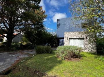 Casa · 200m² · 4 Ambientes · 2 Cocheras · Casa en Venta en Rumenco