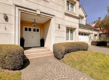 Casa · 391m² · 5 Ambientes · 2 Cocheras · Excelente Chalet en Los Troncos