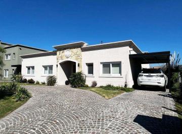 Casa · 163m² · 5 Ambientes · 2 Cocheras · Venta San Sebastian Casa Area 8 5 Ambientes Pileta
