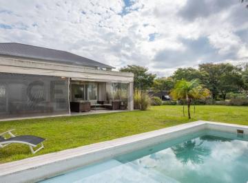 Casa · 282m² · 5 Ambientes · 4 Cocheras · Venta Casa 5 Ambientes en Barrio Nautico Albanueva con Amarra