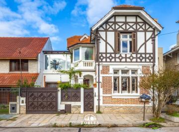 Casa · 170m² · 5 Ambientes · Chalet de Estilo en El Excelente Entorno en Stella Maris