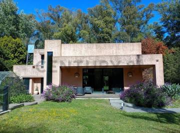 Casa · 366m² · 3 Ambientes · 3 Cocheras · Casa en Venta en Campos de Roca