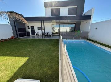 Casa · 254m² · Casa 4 Dorm. en Venta – Pampas de Manantiales – Pileta – Cochera Para 2 Camionetas – Usd 280