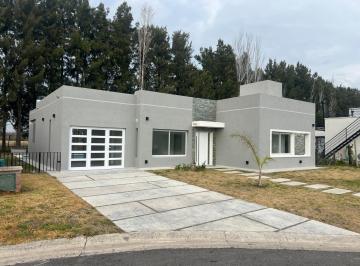 Casa · 127m² · 5 Ambientes · 2 Cocheras · Venta Casa con Parque y Pileta en Canning