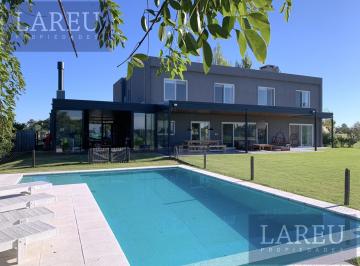 Casa · 550m² · 9 Ambientes · 6 Cocheras · Venta Medal Country Club