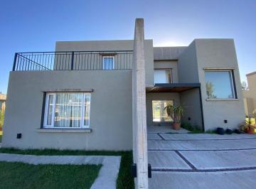 Casa · 320m² · 5 Ambientes · Casa 5 Ambientes en Alquiler en Canning
