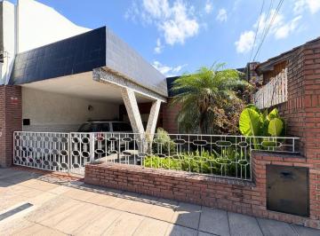 Casa · 205m² · 8 Ambientes · 1 Cochera · Casa Multifamiliar en Venta en Lomas del Mirador