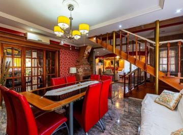 Casa · 209m² · 4 Ambientes · 1 Cochera · Casa en Venta 3 Dorm. Cochera Apta Credito