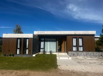 Casa · 218m² · 4 Ambientes · Casa en Venta - 5 Dorm. 5 Baños - Ecuestre
