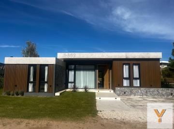Casa · 218m² · 4 Ambientes · Casa en Venta - 5 Dorm. 5 Baños - Ecuestre