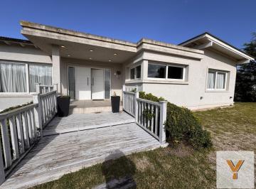 Casa · 160m² · 5 Ambientes · Casa en Venta - 4 Dorm. 4 Baños - Residencial I