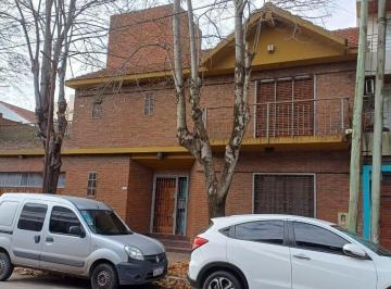 Casa · 221m² · 5 Ambientes · 1 Cochera · Casa en Venta - 4 Dorm. 3 Baños - 221 m² - Quilmes