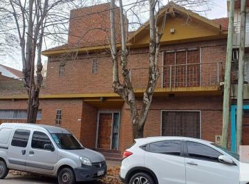 Casa · 221m² · 5 Ambientes · 1 Cochera · Casa en Venta - 4 Dorm. 3 Baños - 221 m² - Quilmes