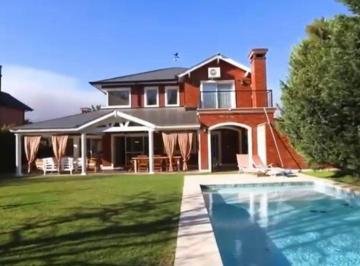 Casa · 246m² · 6 Ambientes · 2 Cocheras · Venta de Casa en Bo Septiembre Apta Credito