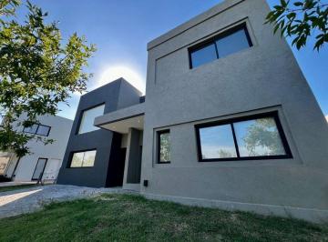 Casa · 200m² · 5 Ambientes · 2 Cocheras · Alquiler Casa a La Laguna Barrio Náutico El Naudir