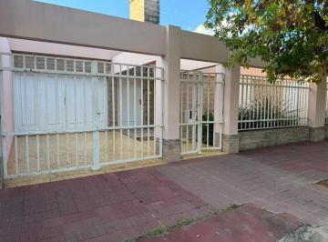Casa · 325m² · 5 Ambientes · 2 Cocheras · Venta/importante Casa/centro/ Sunchales