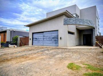 Casa · 235m² · 8 Ambientes · 2 Cocheras · Casa en Venta de 4 Dor. en B° Privado Cinco Soles