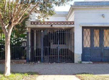 Casa · 73m² · 3 Ambientes · 2 Cocheras · Casa en Venta Los Hornos Posible Comercio