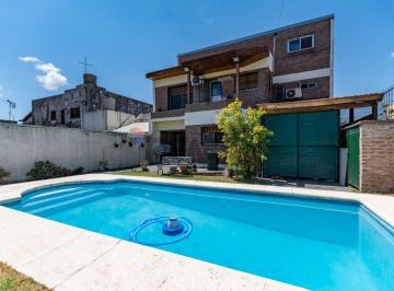 Casa · 267m² · 4 Ambientes · 3 Cocheras · Venta Casa 4 Amb C/pile y Quincho en Lopez Camelo