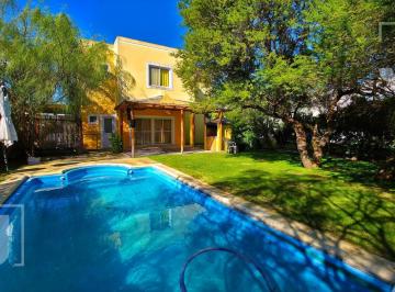 Casa · 190m² · 4 Ambientes · 3 Cocheras · Casa Moderna en Venta con Pileta en San Alfonso | 4 Ambientes | Excelente Calidad Constructiva