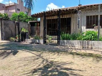 Casa · 135m² · 3 Ambientes · 1 Cochera · Venta - Casa 3 Amb (Moron) A. Credito - (Financiacion)