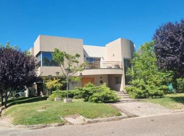 Casa · 350m² · 8 Ambientes · 2 Cocheras · Venta de Bellisima Casa en Rincón de Terrada