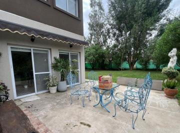 Casa · 208m² · 8 Ambientes · 2 Cocheras · Casa en Venta La Hermosura, 3 Dorm.