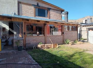 Casa · 70m² · 3 Ambientes · 1 Cochera · Casa en Esquel con Patio y Quincho.
