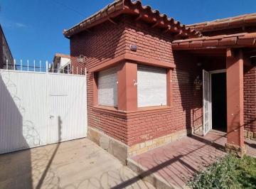 Casa · 128m² · 5 Ambientes · 2 Cocheras · Casa en Venta Apta Credito Hipotecario Godoy Cruz