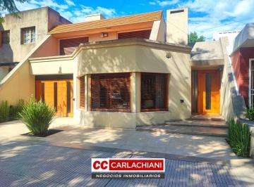 Casa · 271m² · 5 Ambientes · 1 Cochera · Casa en Las Parejas