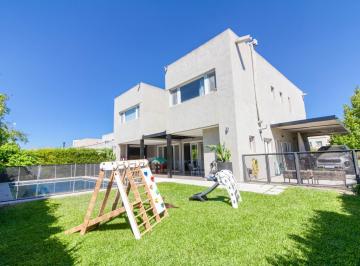 Casa · 358m² · 7 Ambientes · 3 Cocheras · Venta Casa de Categoría - 7 Ambientes C/ Quincho y Piscina - Ayres Plaza - Permuta y Apto Credito
