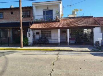 Casa · 96m² · 4 Ambientes · 1 Cochera · Venta Casa 4 Amb Temperley Apto Credito Patio