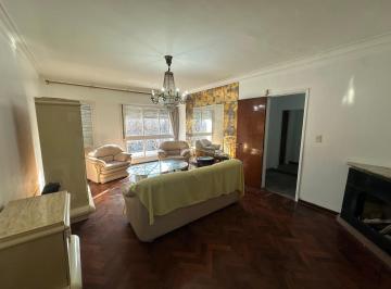 Oficina comercial · 200m² · 6 Ambientes · Oficina Tipo Casa con Quincho y Dependencias 200 m²