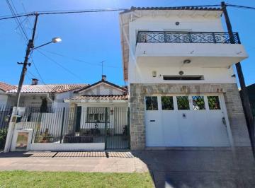 Casa · 250m² · 4 Ambientes · 2 Cocheras · Venta Casa 3 Dorm., Patio y Pileta en Venta City Bell.