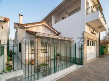 Casa · 250m² · 4 Ambientes · 2 Cocheras · Venta Casa 3 Dorm., Patio y Pileta en Venta City Bell.