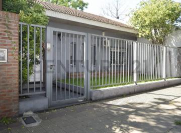 Casa · 140m² · 4 Ambientes · 2 Cocheras · Venta de Casa. 4 Amb, Cochera y Quincho.