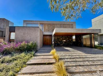 Casa · 360m² · 5 Ambientes · 2 Cocheras · Casa en Chacras de Coria