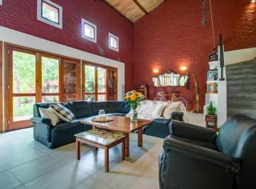 Casa · 177m² · 4 Ambientes · 2 Cocheras · Casa en Venta en Berisso