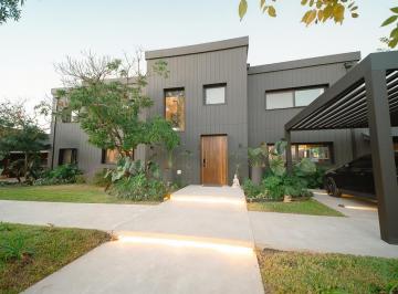Casa · 305m² · 7 Ambientes · 9 Cocheras · Casa en Buenos Aires Golf Club