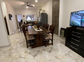 Casa · 140m² · 3 Ambientes · Venta - Casa Tres Ambientes - Lote Propio - Excelente Estado - Garage - Quincho y Fondo Libre - Case