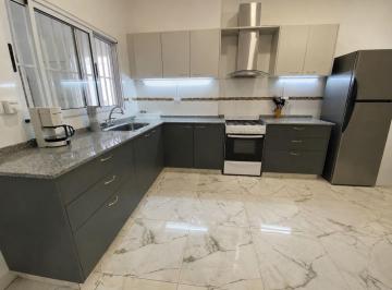 Casa · 140m² · 3 Ambientes · Venta - Casa Tres Ambientes - Lote Propio - Excelente Estado - Garage - Quincho y Fondo Libre - Case