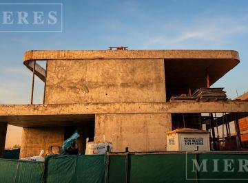 Casa · 263m² · 7 Ambientes · 2 Cocheras · Casa en Venta en Los Cardos, Pilar
