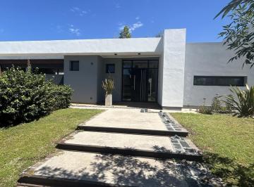 Casa · 290m² · 3 Dormitorios · 2 Cocheras · Exclusiva Casa en Fincas del Sur 2