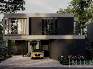 Casa · 252m² · 7 Ambientes · 2 Cocheras · Casa en Venta en Los Cardos, Pilar