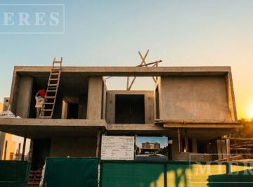 Casa · 225m² · 5 Ambientes · 2 Cocheras · Casa en Venta en Los Cardos, Pilar