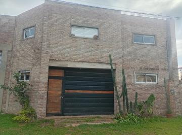 Casa · 160m² · 2 Cocheras · Casa Tipo Loft con Pileta