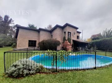 Casa · 160m² · 4 Ambientes · 4 Cocheras · Casa en Barrio El Cazador