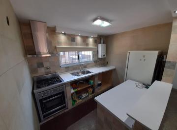 Casa de 4 ambientes, Rosario · ¡Tu Refugio Urbano! Luminosa Planta Alta con Doble Patio y Dos Dorm.