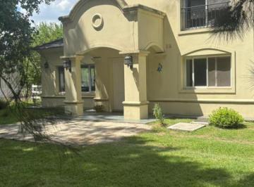 Casa · 222m² · 6 Ambientes · Casa en Venta - 5 Dorm. 4 Baños - Exaltación de La Cruz
