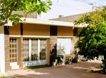 Casa de 5 ambientes, Villa Regina · Oportunidad Única en El Centro!